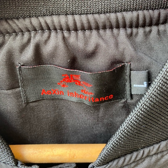 NEW 🖤 BOMBER JACKET in black with tags and gold zipper details LARGE NWT - Picture 5 of 6